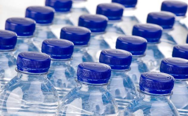 news24tvchannel's tweet photo. बोतल बंद पानी पीते हैं तो हो जाएं सावधान, पढ़े पूरी खबर #plasticfound #waterbottle #brandedwaterb https://t.co/7oXOo5gngQ https://t.co/do6n887CIn