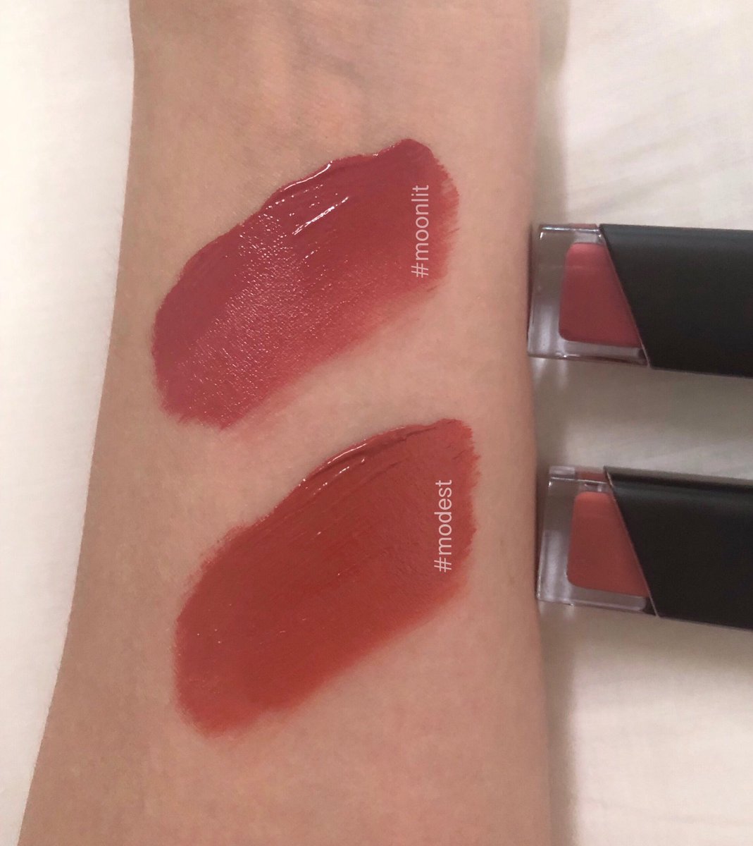 fluffylipx's tweet photo. โหหห eSpoir Conture Lip Fluid Velvet 2สีที่ฮิต คือสีสวยมากๆ #moolit จะชมพูตุ่นๆ #modest ส้มนัวๆ แล้วเนื้อโอเคมากก ดูภายนอกมันดูแมทๆใช่มั้ย แต่จริงๆเป็นเนื้อเวลเวทออกไปทางซาตินลื่นๆ สบายปากมากกกก ปากแห้งใช้ได้แน่นอน #ไว้รีวิวห้ามขายของโว้ยย https://t.co/yGpHk01HBm