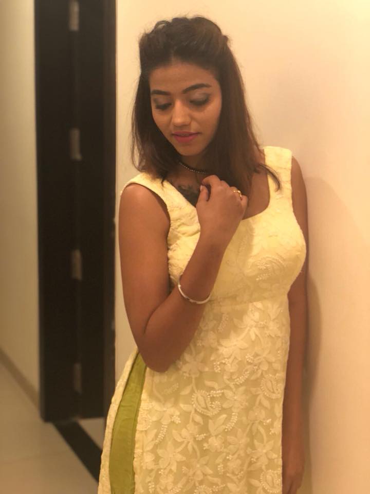 .<a href="/JoglekarJuilee/">Juilee Joglekar</a> shares with us her backstage moments as she recently performed at a concert 💛 
#Singer #Performer #MusicLover