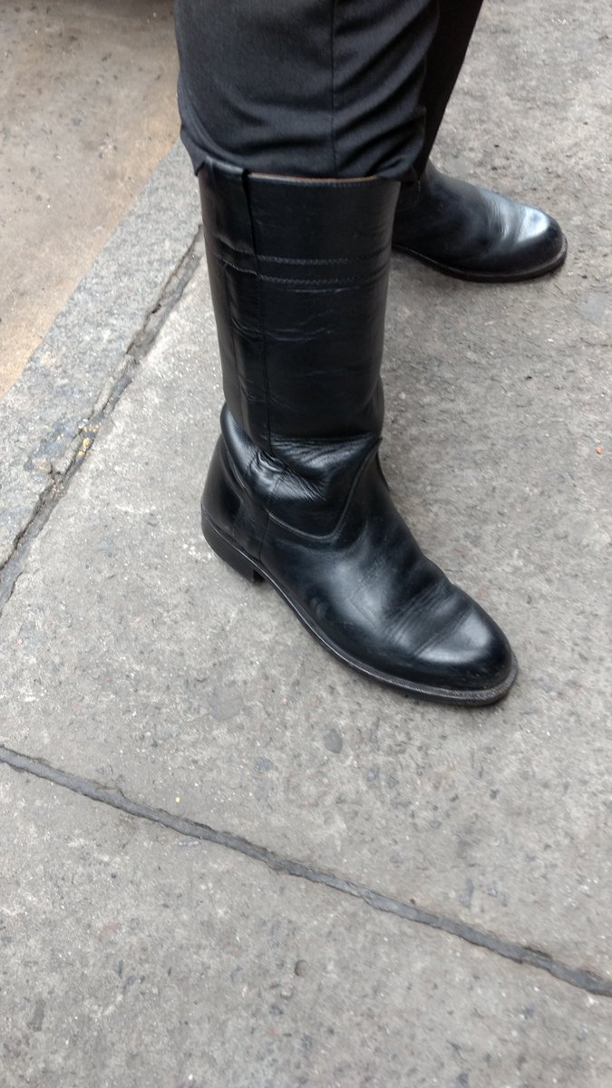 hombresenbotas's tweet photo. Motoquero mostrando sus botas #MotoqueroEnBotas #HombresEnBotas #LeatherBooted https://t.co/1FXfKe7v6c