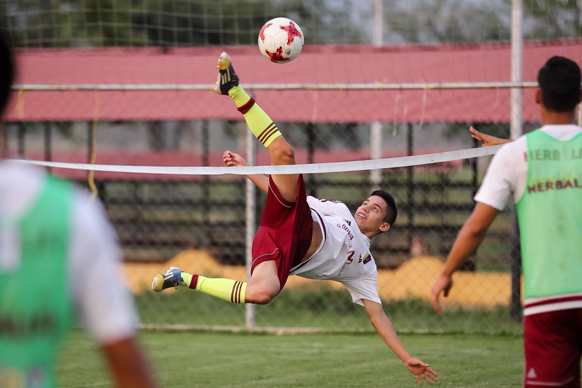 SeleVinotinto's tweet image. #Sub20 | Hoy la Vinotinto sub-20 disputó la cuarta sesión de entrenamiento en el #Módulo12 de Barinas. #SomosDeTallaMundial #RumboAlSudamericanoSub20 #Vinotinto