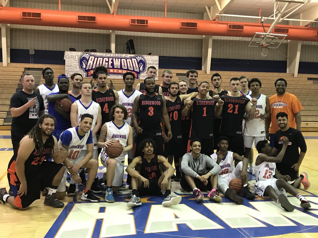 _BrandonGreen_'s tweet photo. Was a fun game, im proud of these young cats tho, the def went out wit a bang and represent the wood. Players from @Coach_Delgardo 1st team at ridgewood and last team ever to play for the school Its been a ride and even tho the school gone we all gone be wood boyz for life ✊🏽💯 https://t.co/8mSGhJtPx6