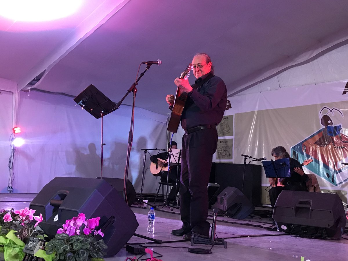 AzcapotzalcoMx's tweet photo. Gabino Palomares, cantautor comprometido con las causas sociales nos ofrece un recital en recuerdo de las canciones del Movimiento Estudiantil y Popular de 1968 en el cierre del séptimo día de la #FILAzcapo.
#AzcapotzalcoEnComunidad https://t.co/0XtwRwI4Ks