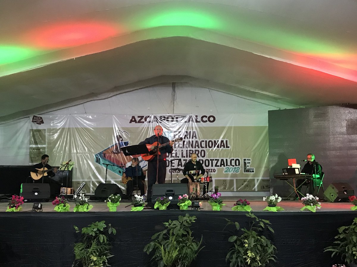 AzcapotzalcoMx's tweet photo. Gabino Palomares, cantautor comprometido con las causas sociales nos ofrece un recital en recuerdo de las canciones del Movimiento Estudiantil y Popular de 1968 en el cierre del séptimo día de la #FILAzcapo.
#AzcapotzalcoEnComunidad https://t.co/0XtwRwI4Ks