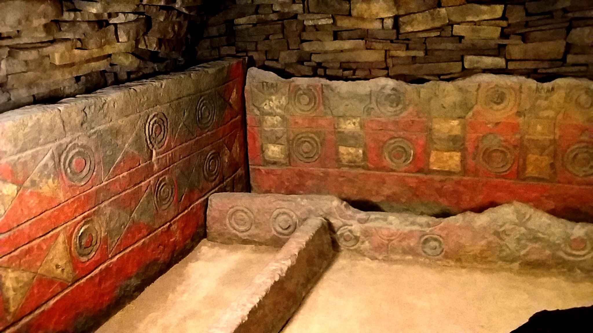 こだい君 熊本県立装飾古墳館 展示資料紹介 千金甲１号古墳 熊本市 ６世紀初め頃 見事な浮彫 彩色 奥壁には同心円文と 三角文に重ねられた靭が並びます 幾何学文と具象文の共存です 装飾古墳館 装飾古墳 熊本 千金甲古墳 T Co