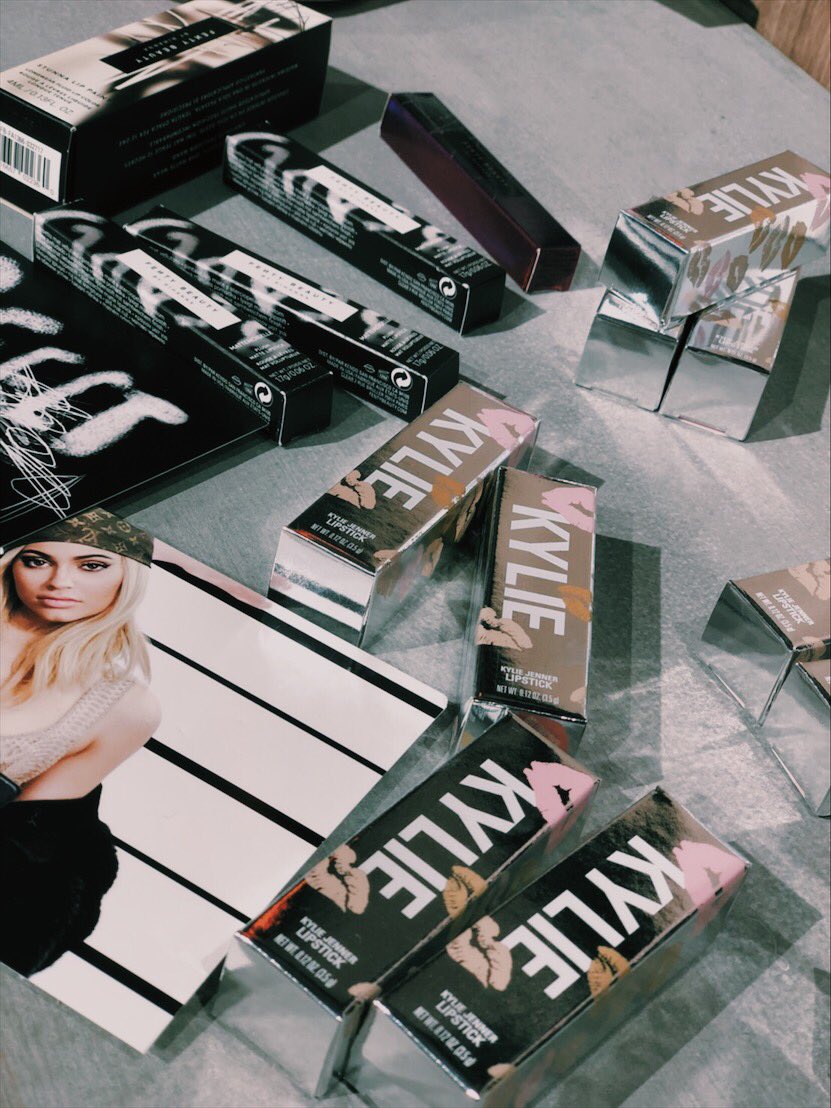 amour_stores's tweet photo. 【FENTY BEAUTY】
【KYLIE cosmetics】

まだありますよ💄💄

女の子にぜひ👱🏾‍♀️🌸🌸

https://t.co/NmmopxO1h8

#fashion #cosme #kyliecosmetics #fentybeauty #kyliejenner #rihanna #amour #amourstores #amour_stores https://t.co/jYTlnKaqzv