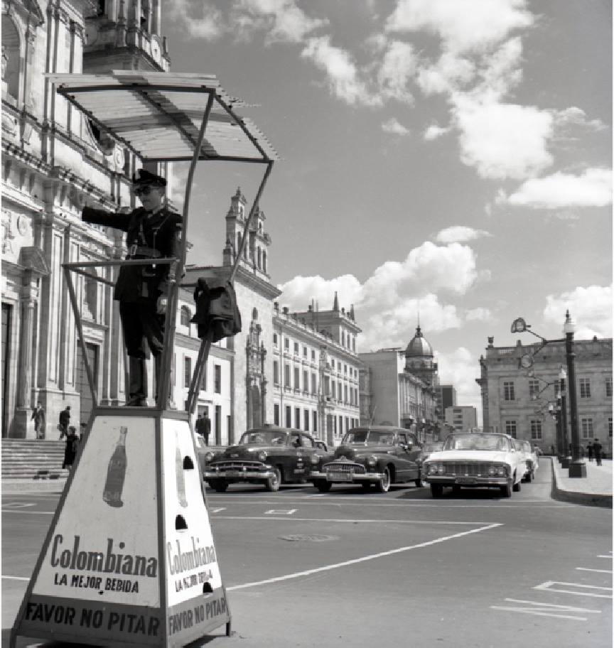 Esta esquina está llena de personas que tienen algo en común: LES INTERESA BOGOTÁ. Según cifras hoy somos 13.518 SEGUIDORES del Taller de la Historia Bogotana. Al igual que acá, sabemos que todos estamos felices hablando de la ciudad que amamos.