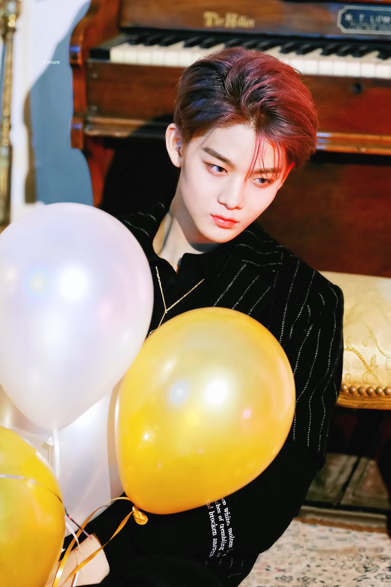 baefirstsurname's tweet photo. [워너원 STYLE] 라이관린 이대휘 배진영 ‘섹시 블랙 슈트’, 치명적 미자 라인 3인방 

배진영은 블랙 셔츠와 핀스트라이프 블랙 재킷, 퍼플색 헤어컬러와 같은 톤의 컬러 렌즈로 게임 캐릭터를 연상하게 하는 신비한 마력으로 시선을 사로잡았다.

https://t.co/W1S36iTCEy https://t.co/4mOptmKcwa