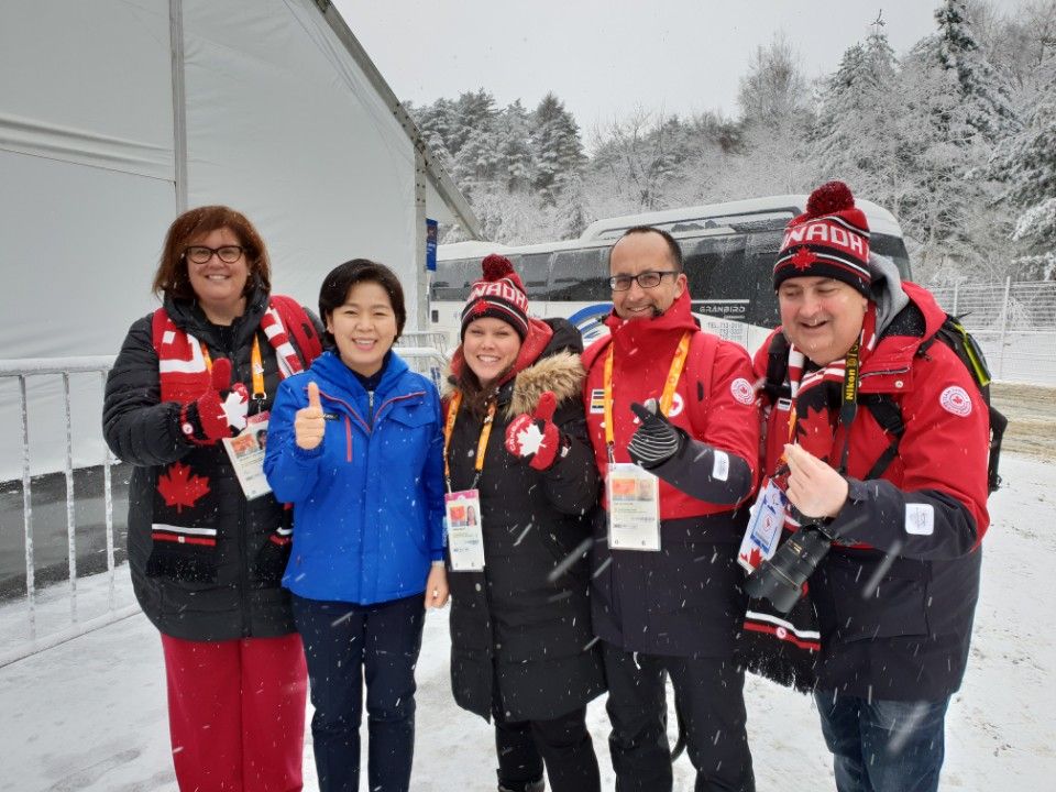 평창동계올림픽 개막식 때 우연히 만난 휠체어컬링팀과의 패럴림픽때도 꼭 오겠다는 약속, 오늘 지켰습니다. 바로 오늘 오후 3시 35분 노르웨이와의 준결승전, 응원부탁드립니다! 외국선수들이 "Are you first lady?"합니다. 닮았다고^^
어제까지 이곳에 계셨던 김정숙여사님의 따뜻함이 느껴집니다.
