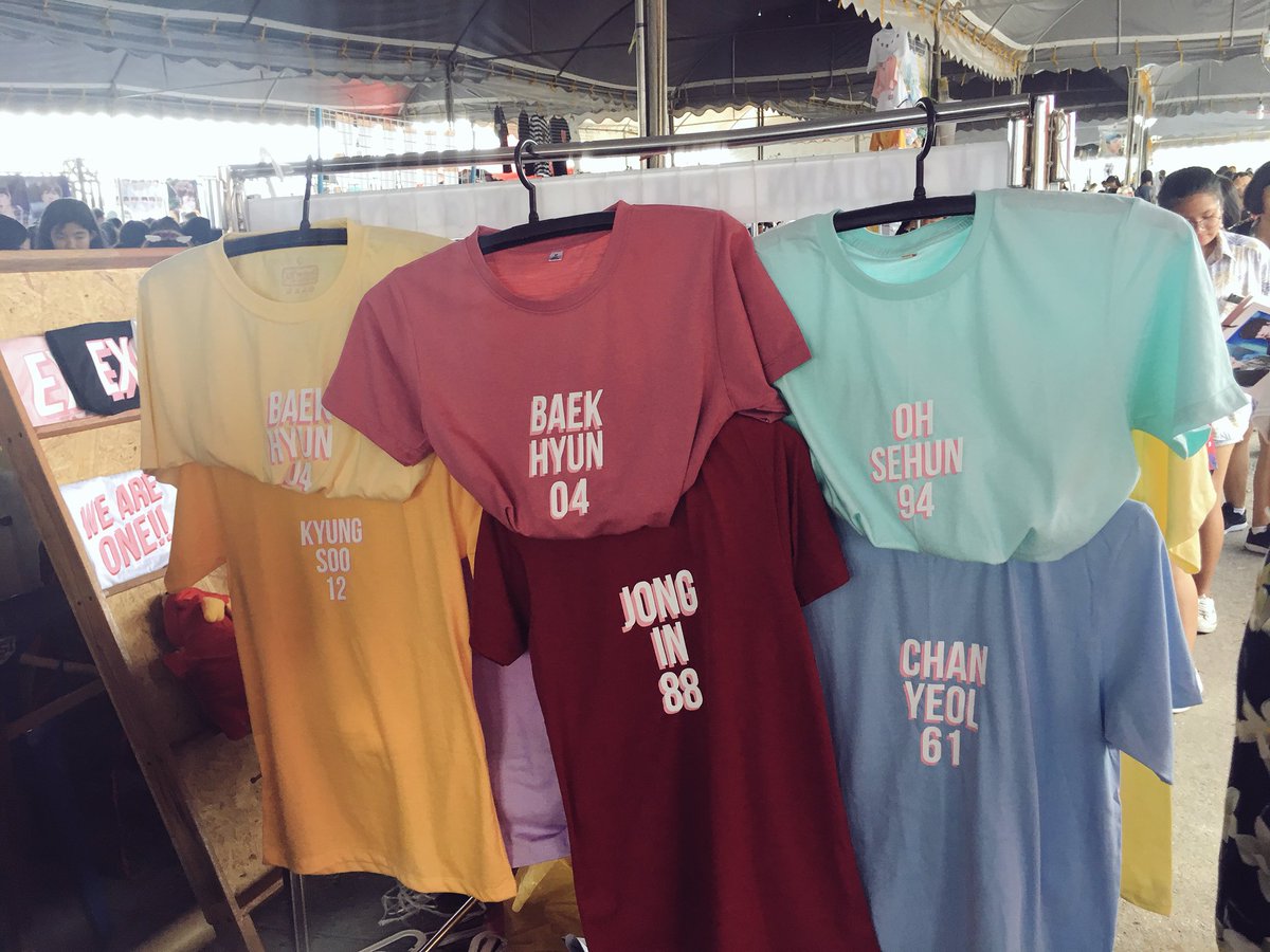CHM_shop's tweet photo. เสื้อ #ElyXioninBKK  #WelcomeEXOtoThailand รีฟอลสุมแจก1ตัว แขนสั้น200แขนยาว270ค่า อยู่เตนท์สุดท้ายโซนหน้าเลยจ้า https://t.co/sabUTRgEma