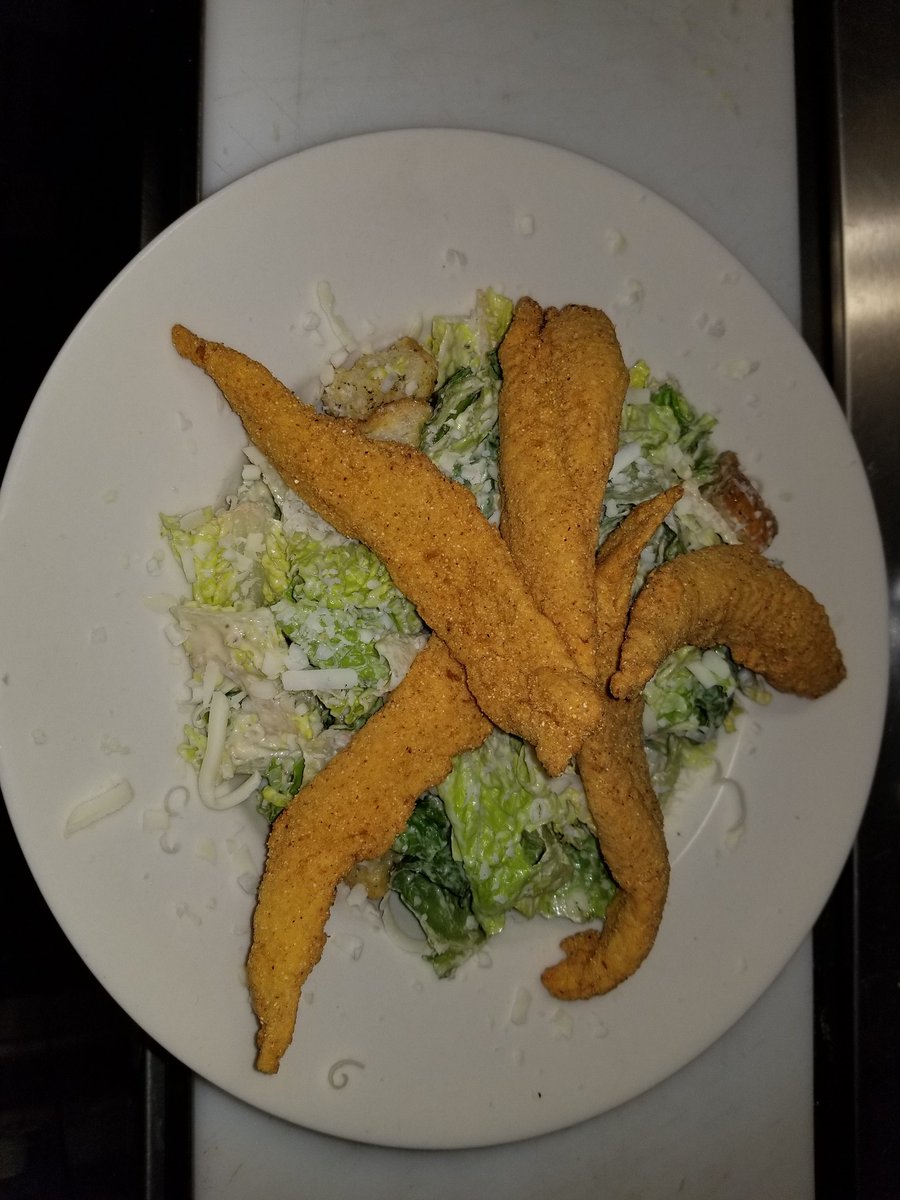 brucerb1's tweet photo. Caesar Salad topped with catfish strips #shimmyshack #imadeitmyself https://t.co/vEcRRUp2It