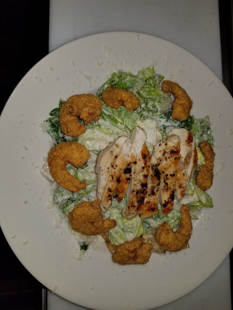 brucerb1's tweet photo. When you can't decide what to get, vet both...fried shrimp and grilled chicken over a Caesar Salad #shimmyshack #imadeitmyself https://t.co/ViEaB6yKqf