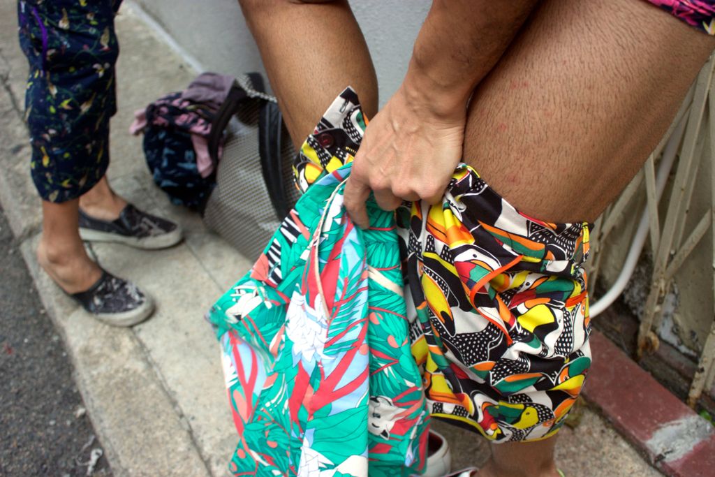 RockAtoll's tweet image. Sometimes photoshoots require somewhat public wardrobe changes. 😅

#quickchange #changingclothes #changingshorts