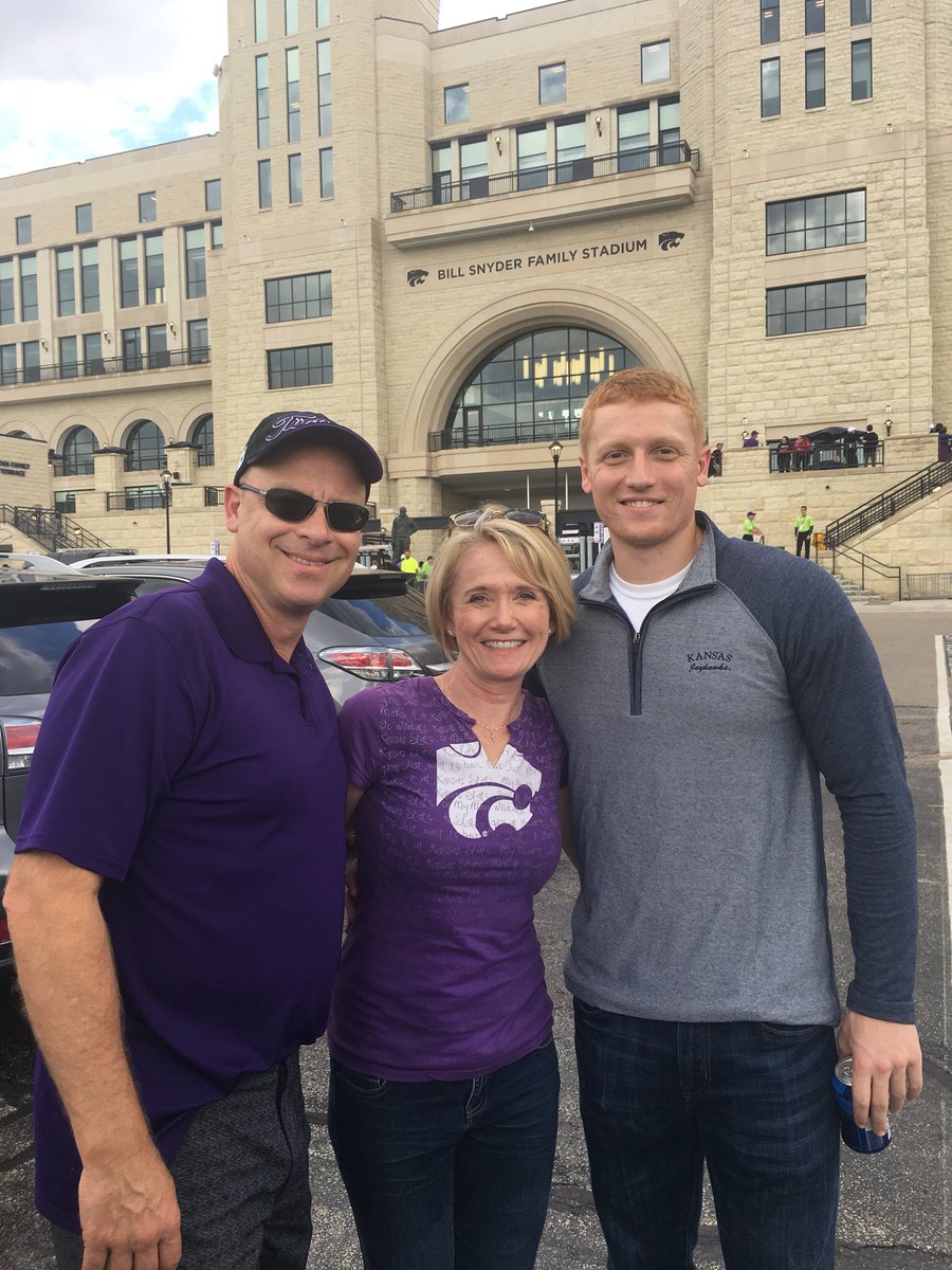 RudyHarperNews's tweet photo. Is your house divided when it comes to team loyalties? An Overland Park family has a special connection to four different teams in the #NCAATournament2018 and the teams are set to face off against each other. On @KCTV5 after the game. https://t.co/yb2GwOCtdg
