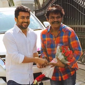 rameshlaus's tweet image. Nice gesture by @Suriya_offl in gifting cars to his directors..

Earlier, he presented a car to his #Pasanga2 Dir @pandiraj_dir and #Singam3 Dir #Hari

Now, he has done the same to #TSK Dir @VigneshShivN 👏👏