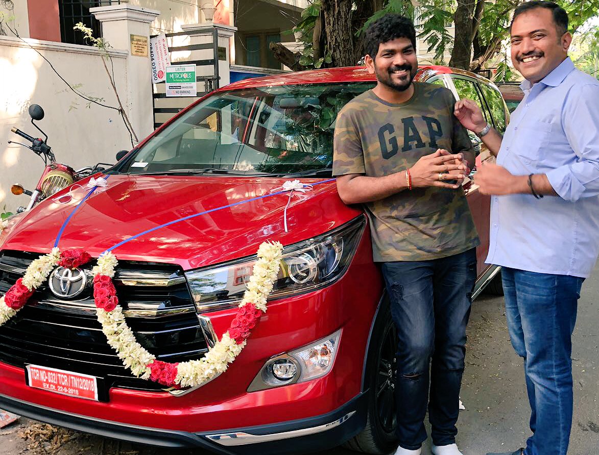 rameshlaus's tweet image. Nice gesture by @Suriya_offl in gifting cars to his directors..

Earlier, he presented a car to his #Pasanga2 Dir @pandiraj_dir and #Singam3 Dir #Hari

Now, he has done the same to #TSK Dir @VigneshShivN 👏👏