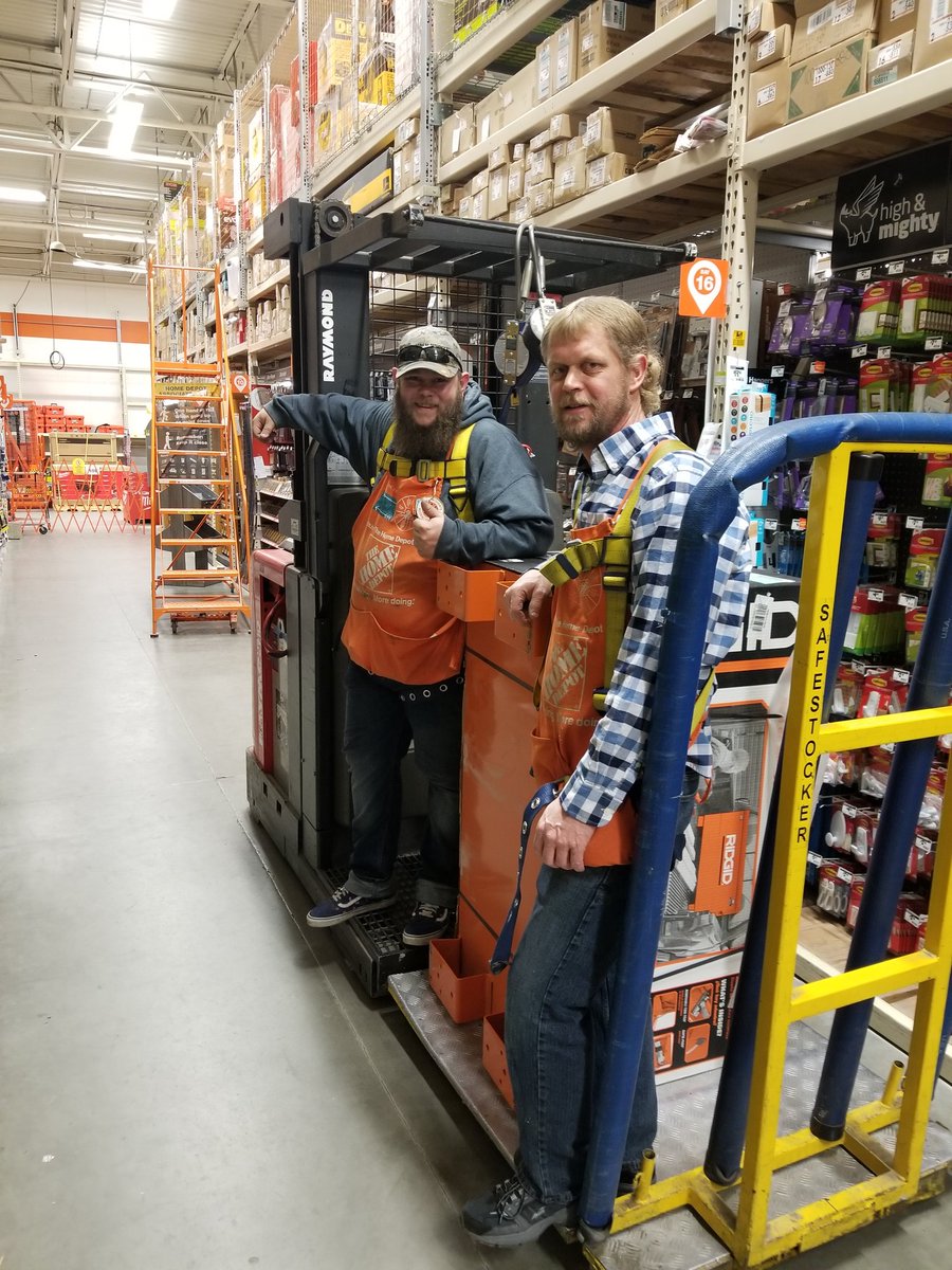JeremiahEarley's tweet photo. Way to go Matt and Wylie for Teaming up to get the tool box down.  Way to work safe guys! #ferocious4416 https://t.co/Nwc1TxfyY1