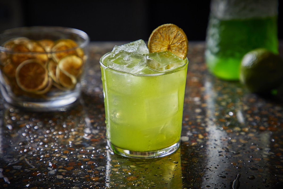 🍀Why have green beer when you can have green cocktails? Celebrate St. Patrick’s Day weekend with a taste of our Traveler’s Sour ↠ gin, mezcal, black peppercorn, melon.