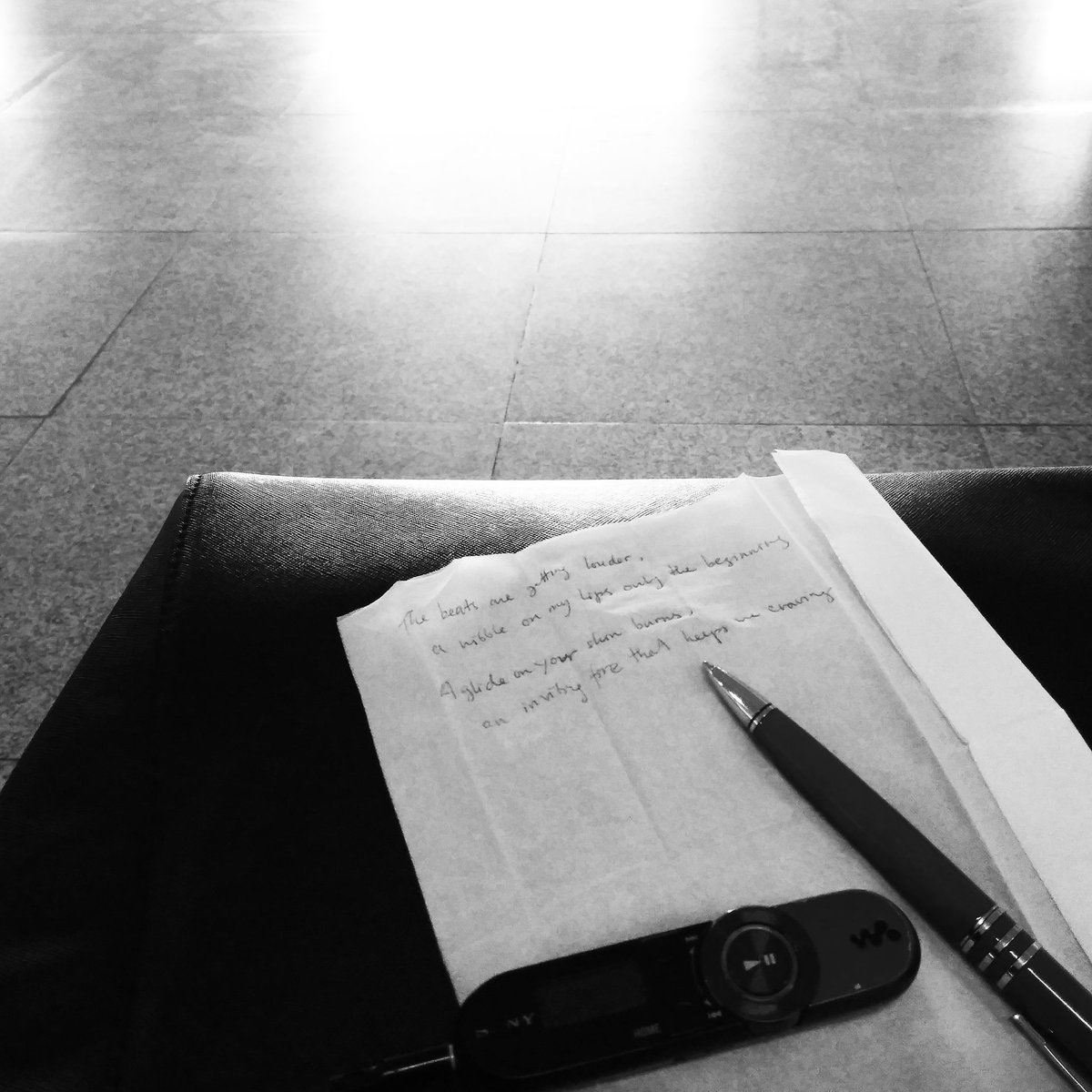 claudiaherlina's tweet image. Waiting is boring until you let your imagination run wild.... #tiadarotanakarpunjadi #putpentopaper #oldschool #sorryimbored