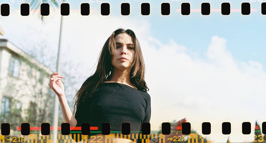 _owlbot's tweet photo. New on the OWLBLOG: @racheldashae kicks off the Sprocket Models series, in which we shoot #35mm in #MediumFormat cameras. This exposes the film past the sprockets as seen here.
https://t.co/nAHYrHblla
#SuperiaXTRA400 #RZ67proII #SprocketPhotography #OWLBOT https://t.co/KFJf1sHoEi