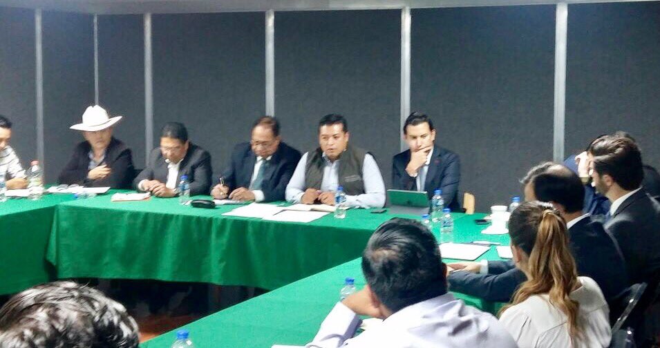 SEFADER_GobOax's tweet photo. Para revisar los avances al proyecto del #Agroparque en la zona económica especial #ZEE , asiste el Srio. Dr. Carlos Grau López a reunión de trabajo encabezada por el Lic. Enrique Stacpoole en la https://t.co/4Kvk9r2FON.  @SAGARPA_mx @FIRCOoficial @Sec_EconomiaOax https://t.co/LSmMm77kLn
