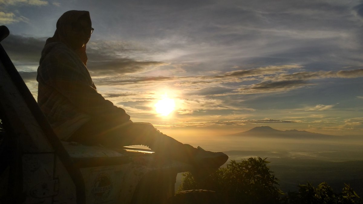 NyiPenengah's tweet photo. Waiting sunrise tadi pagi nih gaes with kesayangan di @Emmerick_hotel 

Hashtagnya 
#emmerickhotelsalatiga
#cleverlyeatery
#bloggercamp
#bloggercampemmerick 
#s4x4tigaadventureoffroad https://t.co/bfkxydVCEP