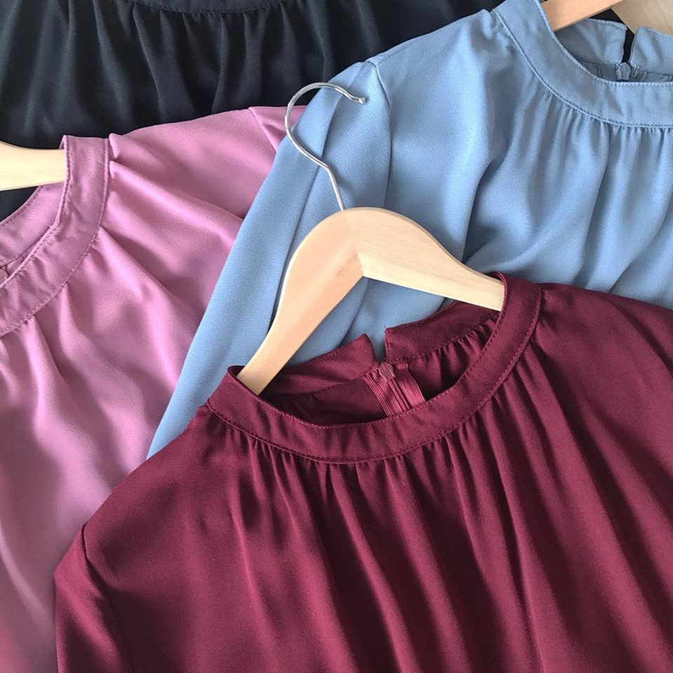 EllShop90's tweet photo. 🌿 New In 🌿 Shafa Top🤗🤗

Material : Mix Chiffon Crepe
features : Pleated round collar with back zipper fastening
.
Colour : 
Maroon❌
Teal blue
Rose pink
Black
Dusty Pink ( not in pict)

price : RM55 (free shipping 🇲🇾)
to puchase kindly 📥DM
@Promote_Bisnes @twtiklan https://t.co/VZs8p3xhAc