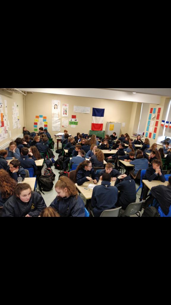 colmuirechaven's tweet image. Tá Tráth na gCeist ar siúl sa Choláiste Muire inniu chun Seachtain na Gaeilge a cheiliúradh 💚☘️ #snag