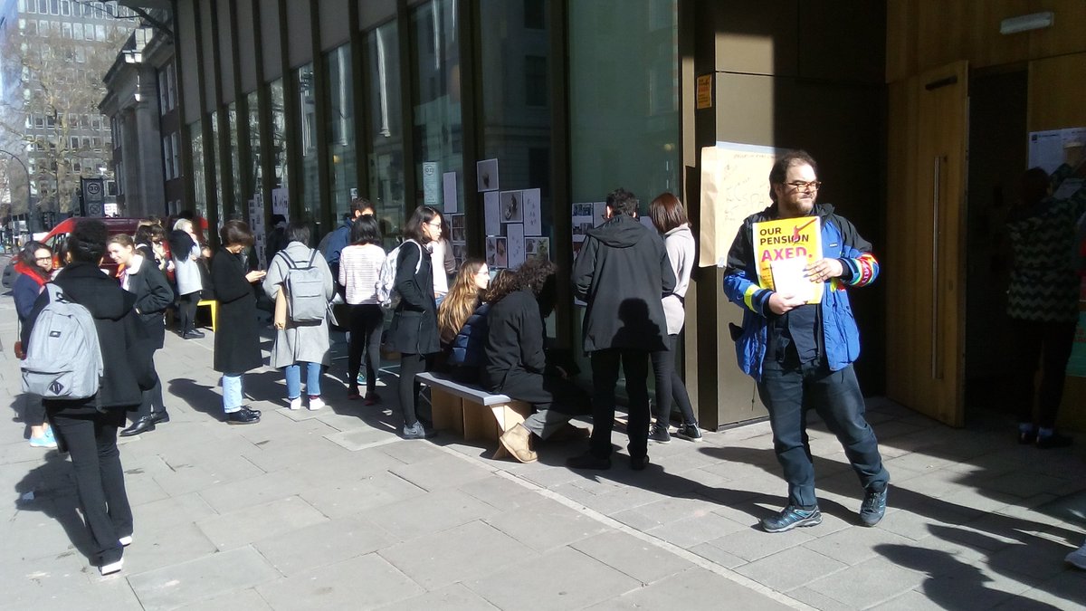 academotic's tweet photo. The #streets of #Bloomsbury have never looked busier. Something tells me this lot are not going to shift easily #nocapitulation #ussstrikes #ucustrike #UCLprotest @UCLprotest @UCL_UCU https://t.co/EZdb0yPnI4