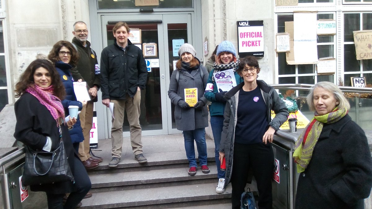 academotic's tweet photo. The #streets of #Bloomsbury have never looked busier. Something tells me this lot are not going to shift easily #nocapitulation #ussstrikes #ucustrike #UCLprotest @UCLprotest @UCL_UCU https://t.co/EZdb0yPnI4