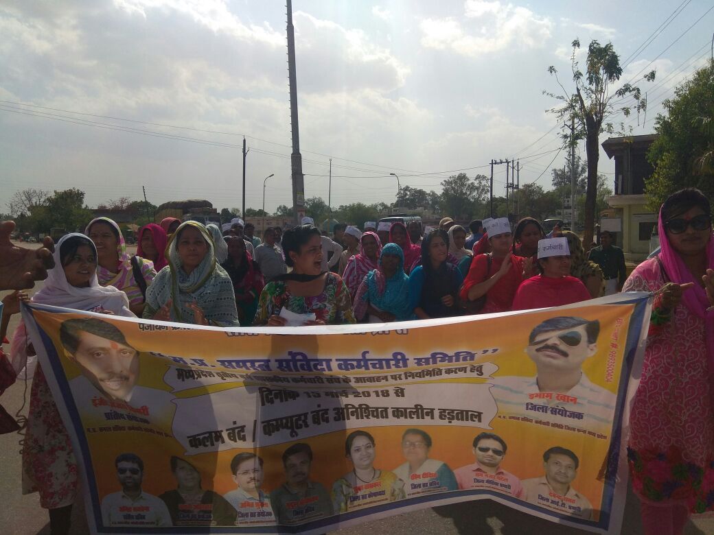 BabuLal97602738's tweet photo. @AkhileshTare #20thDaystrike
#20thDaystrike
@PMOIndia
@ChouhanShivraj
@ETVMadhyaprades
@AmitShah
आज एक ऐतिहासिक दिन है ,मामा जी आप ये इतिहास अपने हाथो  से स्वर्णिम अक्षरो से लिख सकते है 
     आपका दबा कुचला शोषित संविदा कर्मी
#saveMPW
#SaveSamvidaMP
#बहाली_के_साथ_नियमितीकरण_हो https://t.co/N8P9Zf6pF0