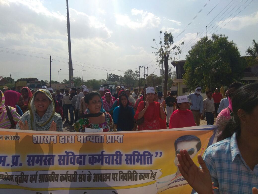 BabuLal97602738's tweet photo. @AkhileshTare #20thDaystrike
#20thDaystrike
@PMOIndia
@ChouhanShivraj
@ETVMadhyaprades
@AmitShah
आज एक ऐतिहासिक दिन है ,मामा जी आप ये इतिहास अपने हाथो  से स्वर्णिम अक्षरो से लिख सकते है 
     आपका दबा कुचला शोषित संविदा कर्मी
#saveMPW
#SaveSamvidaMP
#बहाली_के_साथ_नियमितीकरण_हो https://t.co/N8P9Zf6pF0