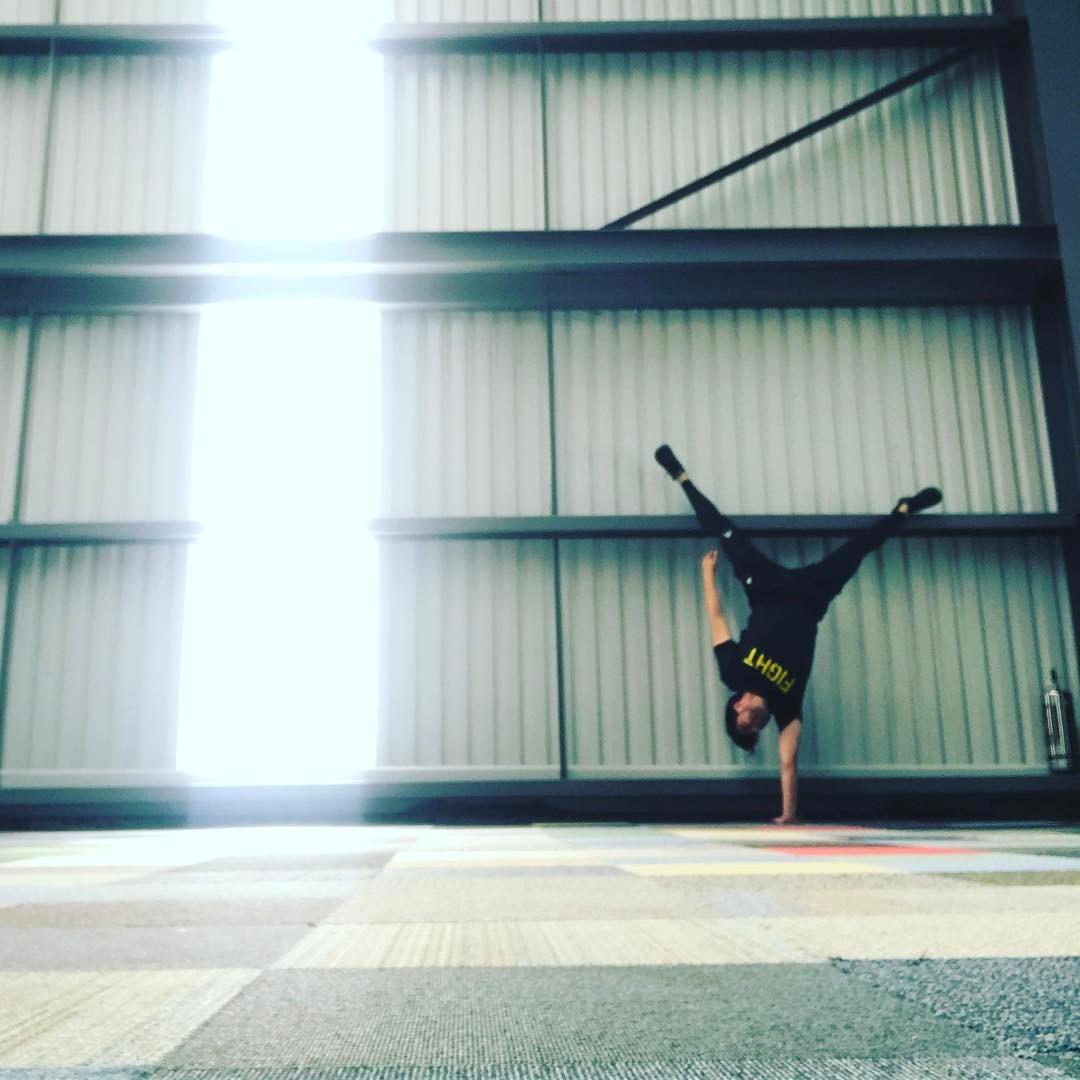 LoudCrowdAgency's tweet photo. One handed hand stand progress πͺπΌ #fitness #fitnessmotivation #strenght #bodybuilding #crossfit #getfit #getstrong #onehandstand #bodyunderconstruction #strong #balance #fitlife #shreadding #training #boy #instadaily #cute #loveit #fitnessaddict #youcandoit #muscle #inspiration https://t.co/GYB2PNrOwb