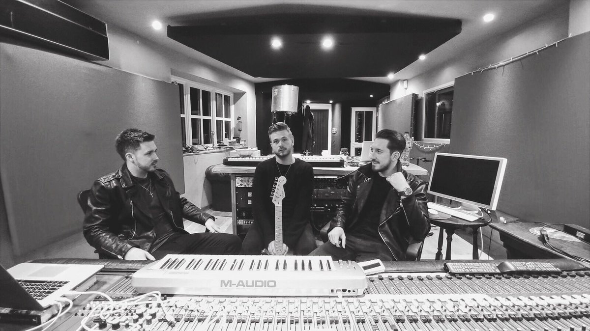 ClubDriveBand's tweet image. BIG songwriting session today! Buzzing to get out and play these soon 😍 #NewMusicFriday #rt