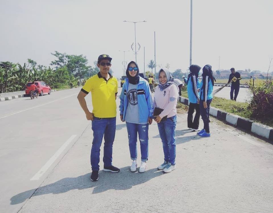 Kolaborasi Disperkimtan Kab. Bandung dengan Dpupr Pemkab Perapihan sepanjang median exit Tol Soroja.. #KabBandung #SalamSabilulungan #Adipura #1603 <a href="/humaskabbandung/">Humas Pemkab Bandung</a> <a href="/Kang_DN1/">Dadang M Naser</a>