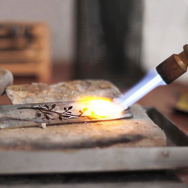 LasaJoyas's tweet photo. Seguimos trabajando en el taller, como veis el fuego siempre nos acompaña... 🔥
Keep working in my workshop, as you can see the fire is always with us🔥
#lasajoyas #workshop #taller #metalinspiration #inspiracionesenmetal #workinprogress #handmadejewel… https://t.co/DnpIJZPng0 https://t.co/uKOwGOb8o8