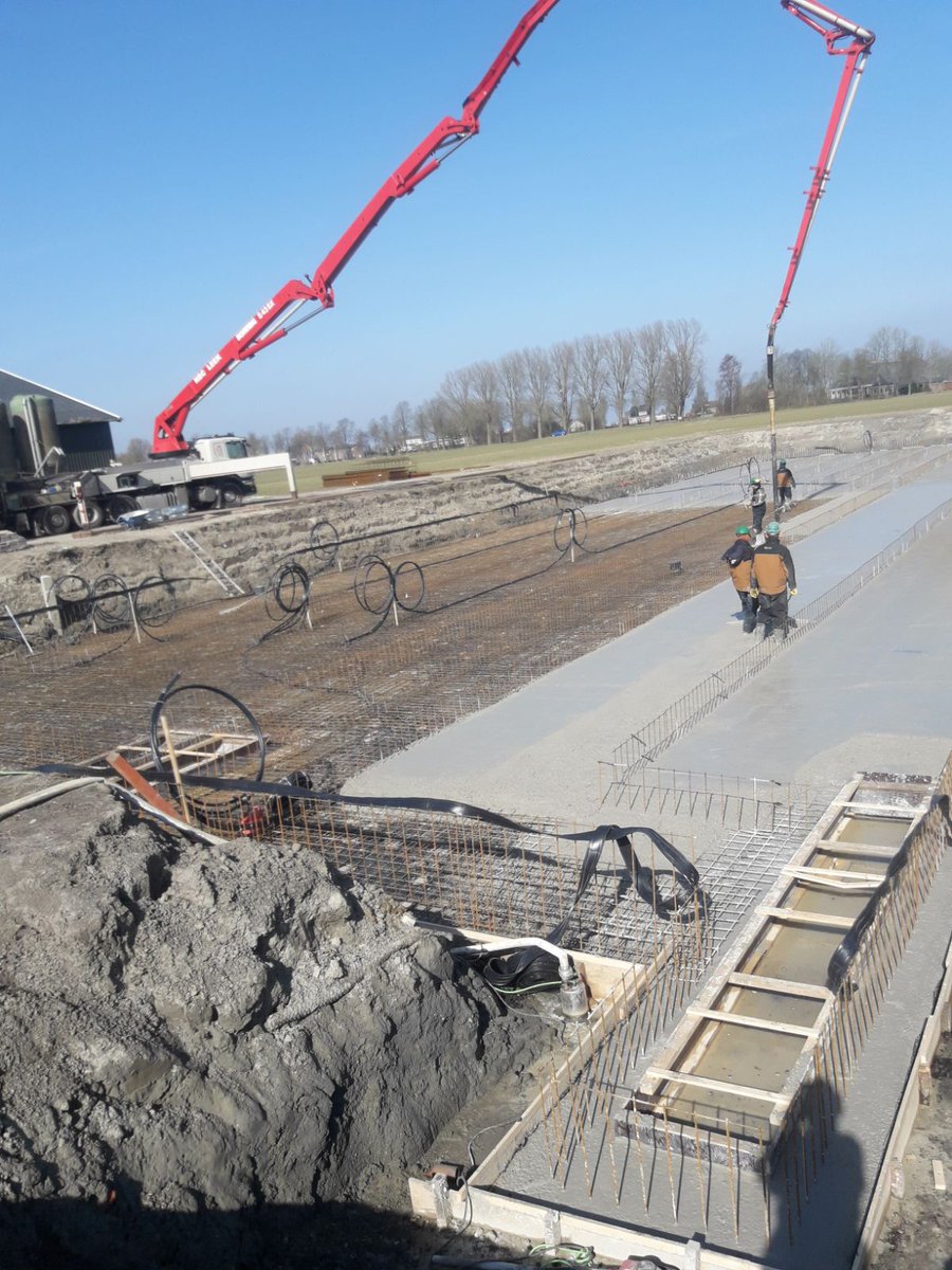 Notebomers's tweet photo. Gisteren gestort keldervloer voor nieuwe ligboxenstal Grijpma Warfstermolen https://t.co/K7sT9cphvW