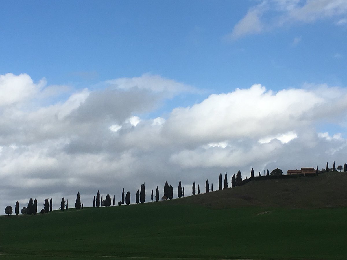 Essentialitaly's tweet photo. The Crete Senesi area of Tuscany. Perfectly mind blowing. 
.
#tuscany #travel #cretesenesi #travelinspo #fridayfeeling #essentialitaly https://t.co/TAc5Tzi1ut