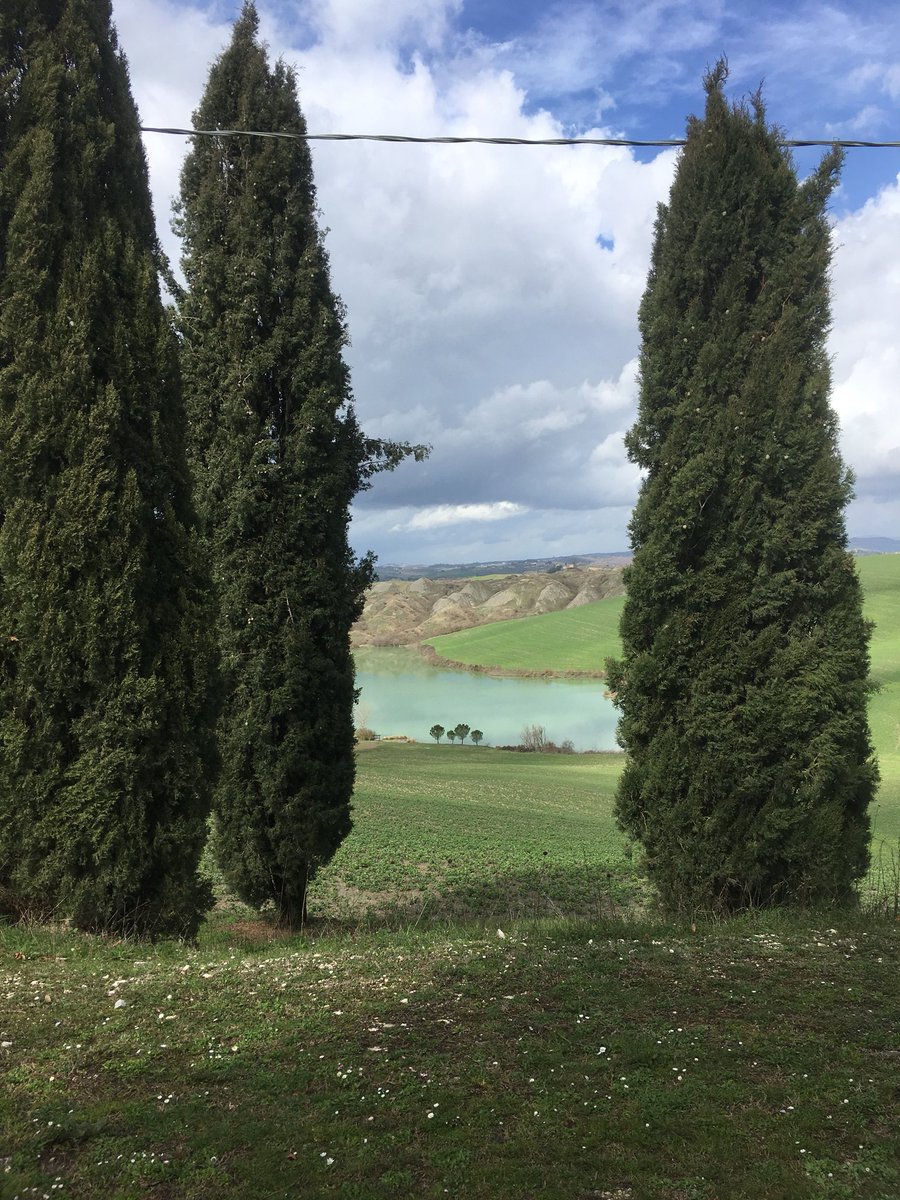 Essentialitaly's tweet photo. The Crete Senesi area of Tuscany. Perfectly mind blowing. 
.
#tuscany #travel #cretesenesi #travelinspo #fridayfeeling #essentialitaly https://t.co/TAc5Tzi1ut