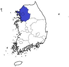 Namjoon is from Ilsan city in Gyeonggi Province (where I also grew up heh). There’s no dialect, but people use the “standard” Korean taught at school, written in books, newspapers, used by the TV anchors, etc. Hence it’s “the only one that goes with English”