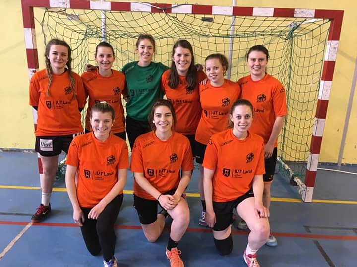iutlaval's tweet photo. [#CDFIUT2018] 🤾‍♂️Notre équipe féminine de handball décroche la 3e place de la Coupe de France des IUT. Bravo à nos étudiantes 👍😀 #fier #IUT #Laval #nosetudiantsontdutalent #osezliut https://t.co/PLf86pQklF