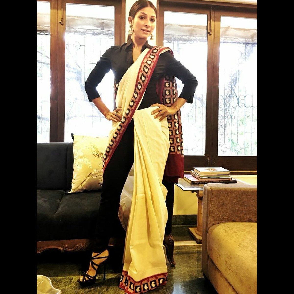 TanishaaMukerji's tweet photo. Keeping with the theme wearing an organic ecofriendly sarre #earth21 styled by @amybillimoria 
Event :‘Women of India Organic Festival#tm #tmspeaks #tmstyle #fashionfundamentals #ethniclook #indianwear  #organicfestival
Shoes @aldo_shoes 
Jewellery @shillpapuriidesignerjewellery https://t.co/nyYgTbdLMx