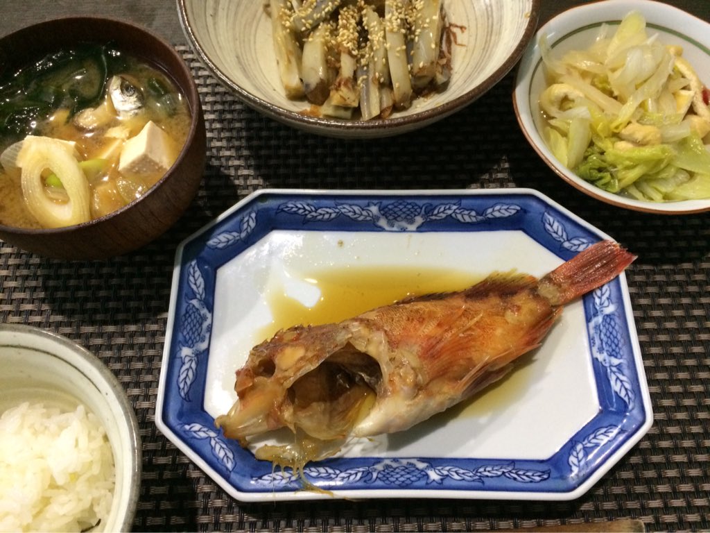 Rinji 夕飯は煮魚 はつめ 定食 白菜 ネギ 油揚げの煮浸し 蓮根キンピラ ワカメと豆腐の味噌汁付き 味噌汁は私 後は 全て妻作 です はつめはキンキと同じだと思います 美味しくて見た目もきれいですが 鋭く硬い骨はやばいです