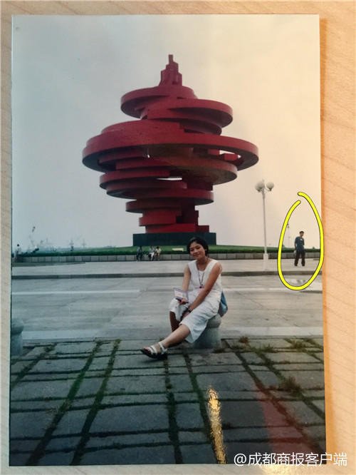 PDChina's tweet image. Love at first...pic? A married couple in China recently found out that they had unknowingly crossed paths in the seaside city of Qingdao nearly 20 years before they fell in love in Chengdu