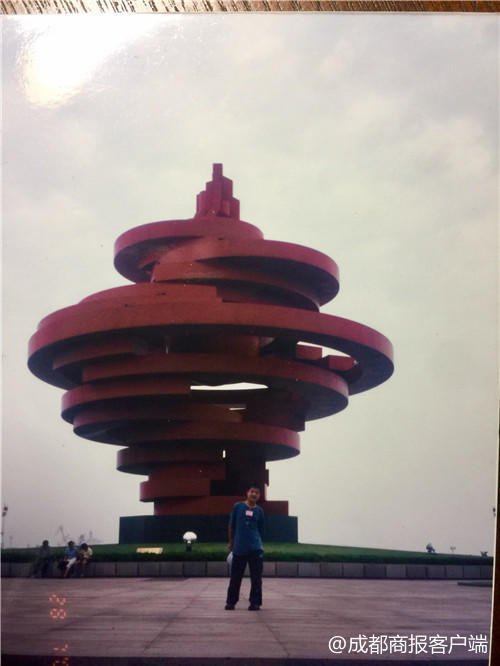 PDChina's tweet image. Love at first...pic? A married couple in China recently found out that they had unknowingly crossed paths in the seaside city of Qingdao nearly 20 years before they fell in love in Chengdu