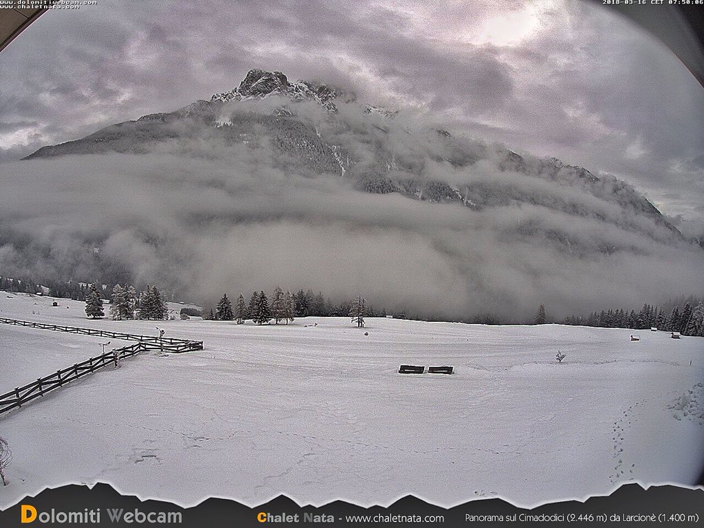 Buongiorno ... ed anche oggi ci siamo svegliati così ... tutto bianco ... #valdifassa #dolomiti #vigodifassa <a href="/DolomitiMeteo/">Dolomiti Meteo</a> <a href="/DolomitiWebcam/">DolomitiWebcam</a> <a href="/ChaletNata/">Chalet Nata</a>