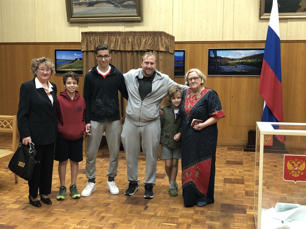 DYZLUzYUQAAcBnJ.jpg:large