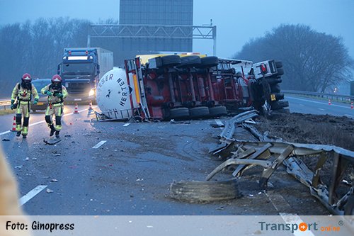 Tankwagen met bijtende stof gekanteld op #A67 [+foto's] transport-online.nl/site/89395/tan… #natronloog #SodiumHydroxide #tankwagen #Veldhoven