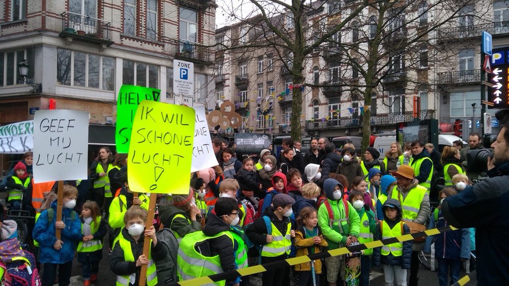 Ce matin, les enfants du centre-ville bruxellois organisaient une manifestation pour demander qu’on respecte leur droit de respirer un air pur. #BXLDemandsCleanAir