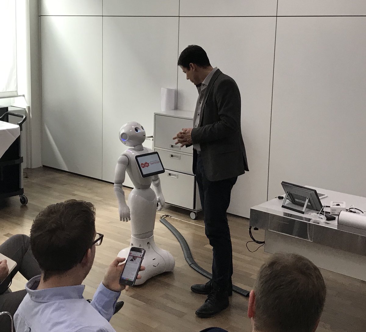 renebless_'s tweet photo. #Pepper #RAIffi erstmals bei @Raiffeisen_CH gesichtet 😉

@stefanjeker @raiffeisen_lab https://t.co/kpzR1DKMio